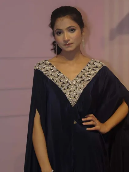The navy blue kaftan is a statement piece that requires minimal styling. Just add some earrings and you're ready to go.
