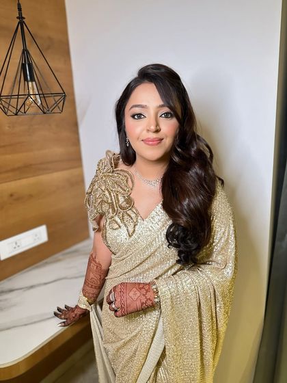 Mehek looking effortlessly chic. Her golden saree and soft glam makeup are a perfect combination for a modern Sangeet or cocktail party.