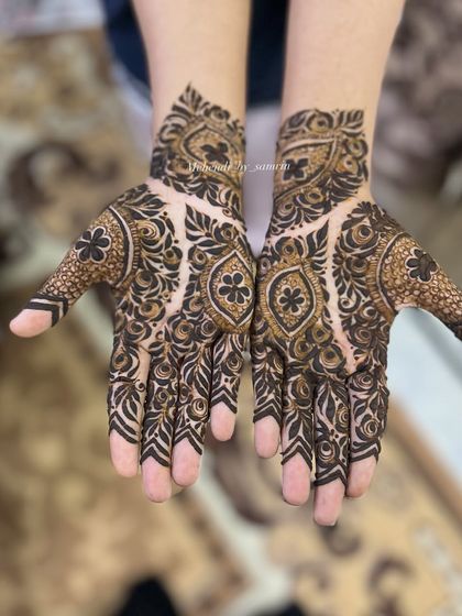 A close-up of the leafy Arabic design, highlighting the clean lines and beautiful composition.