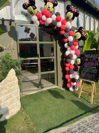 A stylish Minnie Mouse entrance arch at our partner cafe, Burash, perfect for a chic birthday brunch.