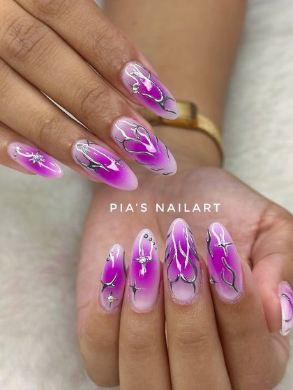 Purple aura nails get an edgy upgrade with hand-drawn silver chrome art. This combines two major trends in one amazing set.