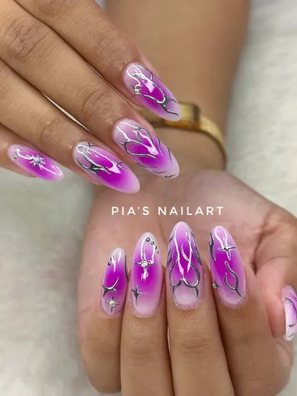 Purple aura nails get an edgy upgrade with hand-drawn silver chrome art. This combines two major trends in one amazing set.