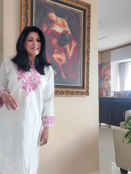 I fell in love with this white pheran with pastel pink embroidery at first sight. It’s a beautiful and comfortable piece of Kashmiri craftsmanship, perfect for a relaxed day.