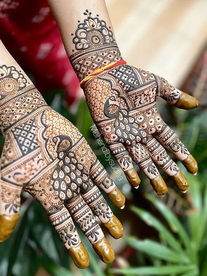 This stunning peacock design is perfect for the Gangaur festival. The intricate feather details and the check pattern on the palm create a traditional and eye-catching look.