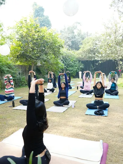 There's a special energy when we practice together outdoors. This was a beautiful year-end session with my community, soaking up the sun and sharing our collective energy. Group classes are a great way to stay motivated.