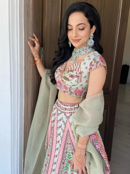 A gorgeous mehendi look with soft waves and a simple center part, allowing the colorful outfit to shine.