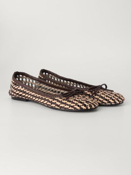 Introducing Mistry Gold, a range of intricately handwoven leather footwear. This pair of woven ballet flats, crafted by a single artisan, represents our aim to promote this beautiful craft and create products that last a lifetime.