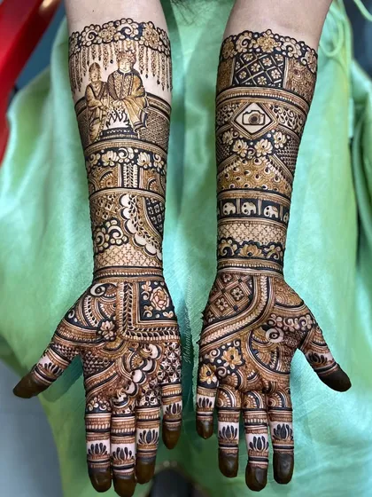 This design features a beautiful portrait of a couple during their wedding ceremony. It's a wonderful way to capture a key moment from your big day right in your bridal henna.