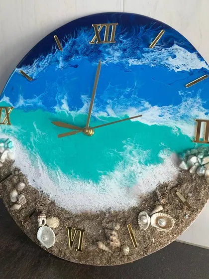 This ocean clock features vibrant turquoise water and a detailed beach with tiny shells and pearls.