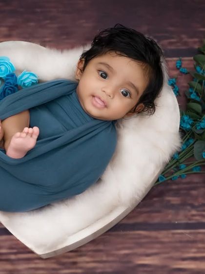 Another angle of our heart-shaped bowl setup, this time with the baby looking right at the camera, showing off their beautiful eyes.