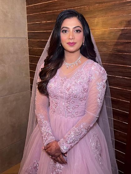 The gentle waves frame her face beautifully, creating a look that is both elegant and understated.