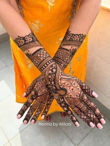 Intricate Bridal Mehendi photo 16