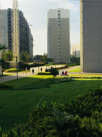 This perspective shows the expansive green lawns between apartment towers, designed to provide residents with open space for recreation and relaxation.