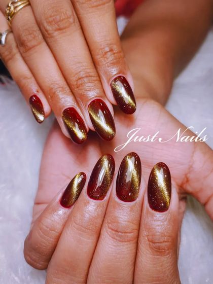 A still image of the gorgeous coppery gold cat-eye nails.
