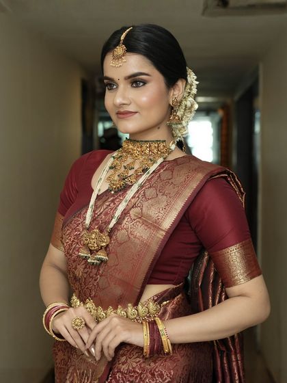 Another angle of this masterful South Indian glam. The makeup is elegant and statement-making, perfect for a bride.