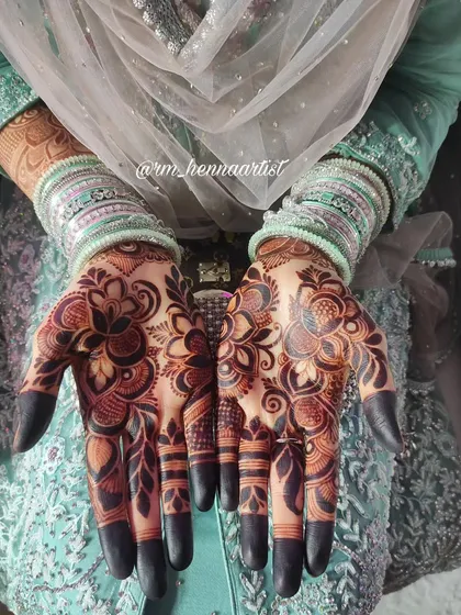 The mature stain of our Valima bride. The deep, dark colour is a sign of good luck and looks absolutely stunning with her outfit.