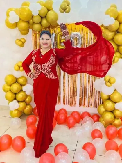A beautiful photo from a birthday celebration with my decoration in the background. The gold and white balloon arch with a shimmer curtain created a perfect photo spot.