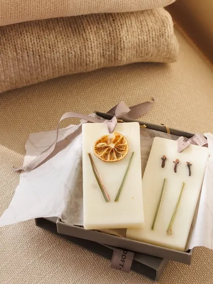 A beautiful winter morning is perfect for organizing the closet. Add a touch of freshness with these lovely wax tablets, infused with dried orange and lemongrass. They are an absolute winter closet essential.