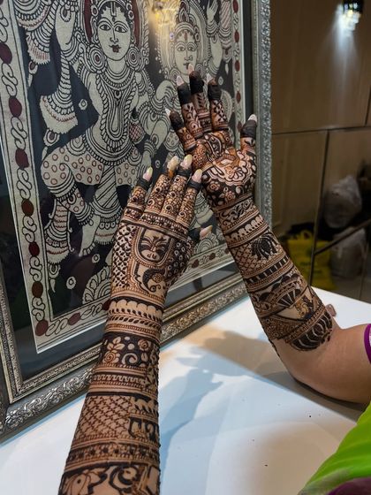 The same design shown with a different artistic background, highlighting the versatility of the mehendi.