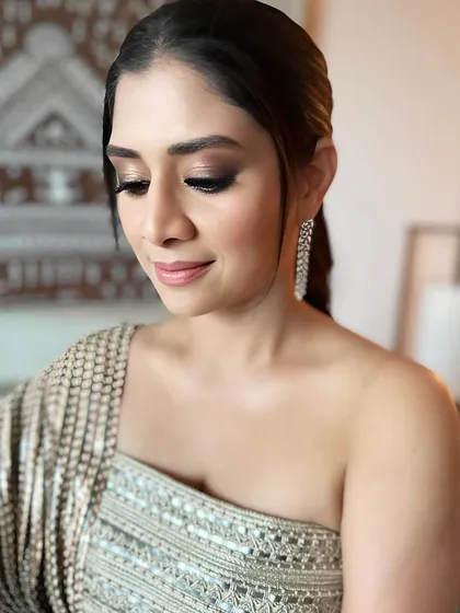 A perfect glam option for your next cocktail night. This look features a radiant base, kohl-defined eyes, and a smoky blend of bronze and brown shadows. It's for those moments when subtle is not on the guest list.