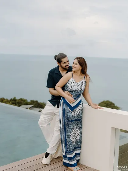 A classic romantic pose by the infinity pool.