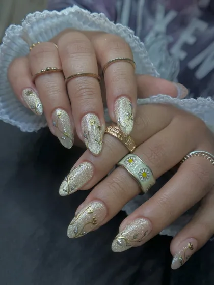 The complete look of these intricate cat-eye chrome nails, showcasing the artistry and combination of textures.