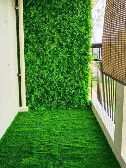 For a simple yet elegant look, we installed a single-texture fern-style green wall on this balcony. Paired with a thick artificial lawn, it creates a clean, uniform, and maintenance-free green space.