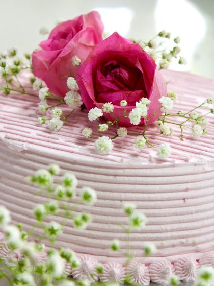 For a touch of romance, I created this beautiful pink cake decorated with fresh roses and baby's breath. The delicate design and soft color make it perfect for anniversaries, Valentine's Day, or simply to say "I love you."