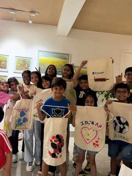 Looking for a fun and creative birthday party idea? This happy group of kids shows off the tote bags they designed themselves. We turn art sessions into memorable celebrations for all ages.