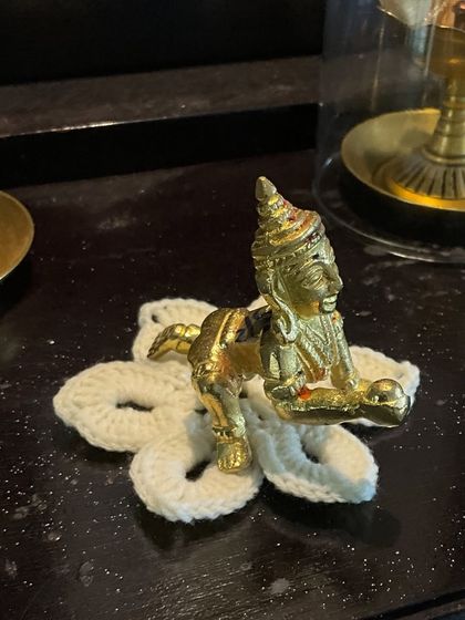 A simple and elegant all-white crochet 'asan', perfect for any small idol.