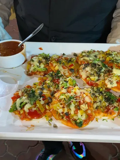 A tray of mini pizzas, a favorite among guests of all ages, served as a pass-around starter.