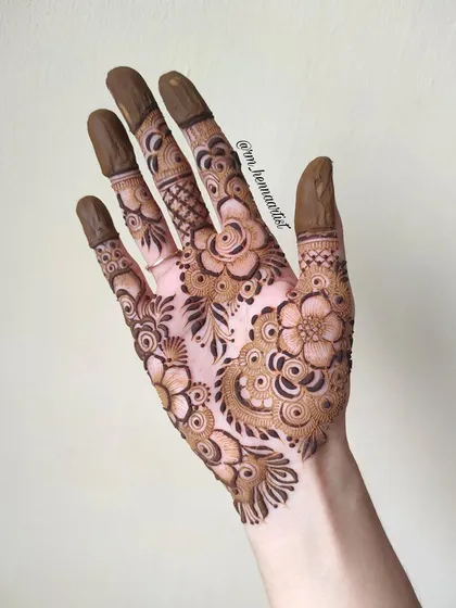 The final look of this beautiful floral piece. The design is full of movement, with vines and flowers dancing across the hand.