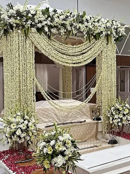 An elegant Palki Sahib canopy designed for an Anand Karaj ceremony. I used fragrant white jasmine strings (mogra) and arrangements of white roses and lilies to create a pure and serene atmosphere.