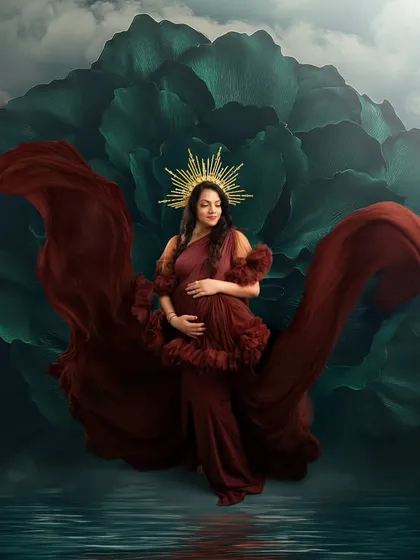 Embrace your inner goddess with a dramatic, contemporary portrait. I use flowing fabrics and artistic lighting to create powerful, fine art images that celebrate the strength and beauty of your pregnancy.