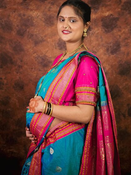 This expecting mother looks radiant in a traditional saree, complete with authentic jewellery. My packages include styling to ensure you get the complete look without any hassle.