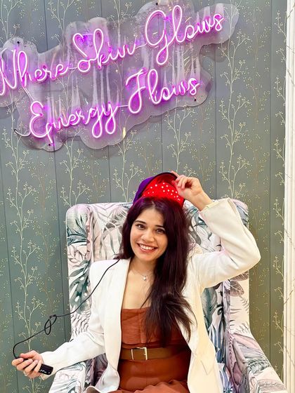 A client holding the L3Tx Cap, our advanced light therapy solution. This device uses Photobiomodulation (PBM) Therapy and is clinically proven to help with Androgenetic Alopecia and Telogen Effluvium by reactivating hair growth.