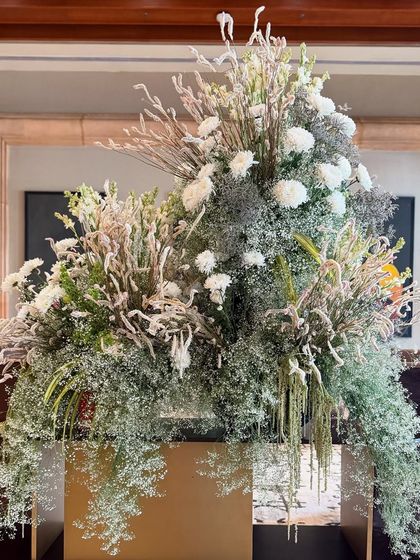 This bouquet of ethereal white petals and dried grasses is like a soft snowfall in spring. It symbolizes new beginnings and refined beauty, proving that powerful statements can be made with the quietest of colors.