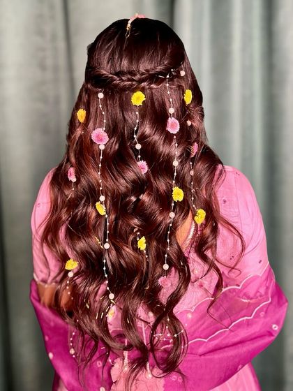 A closer look at the tiny floral and pearl combination used to create this whimsical and romantic Haldi hairstyle.