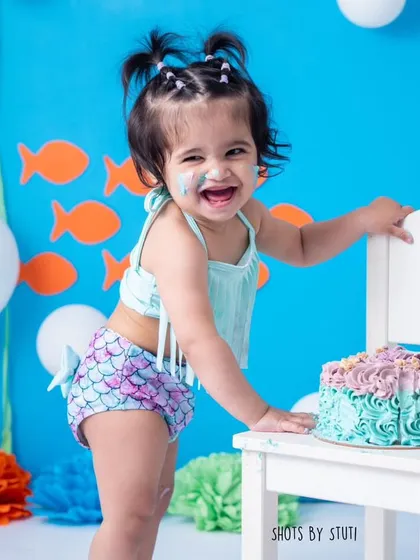 A first birthday cake smash should be all about personality! This little mermaid's infectious giggle made the whole session a joy. I love creating fun, themed setups like this underwater wonderland to make your baby's milestone truly special.