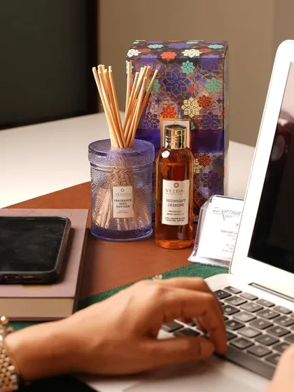 Our reed diffusers are a perfect addition to any professional setting. The Midnight Jasmine fragrance shown here offers a sophisticated floral note, creating a welcoming and balanced atmosphere in your office or cabin.