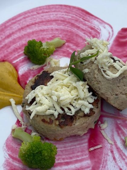 A close-up of the gourmet chicken cutlets with cheese we served at the Pawfect Sundowner. Plated beautifully because our pets deserve the best.