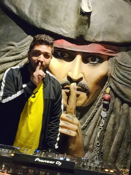 A fun shot with the Captain Jack Sparrow mural in Nagpur. Sometimes you have to share the spotlight.