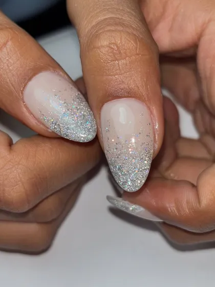 A detail shot of the falling glitter effect, where the silver glitter is concentrated at the tip and delicately fades upwards.