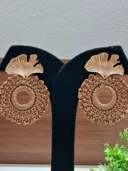 These earthy brown crochet earrings with a ginkgo leaf-inspired metal top are a beautiful blend of natural and artisanal elements. A perfect gift for someone who appreciates unique design.