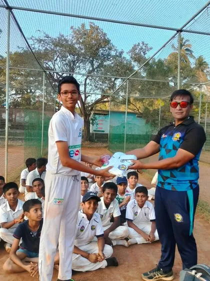 Presenting the 'Best Bowler' award to Mayur Shetty. His spell of 4 wickets for 31 runs was outstanding.