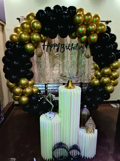 A simple but striking black and gold balloon ring. This classic decoration is perfect for any occasion, providing a bold and glamorous backdrop for photos.