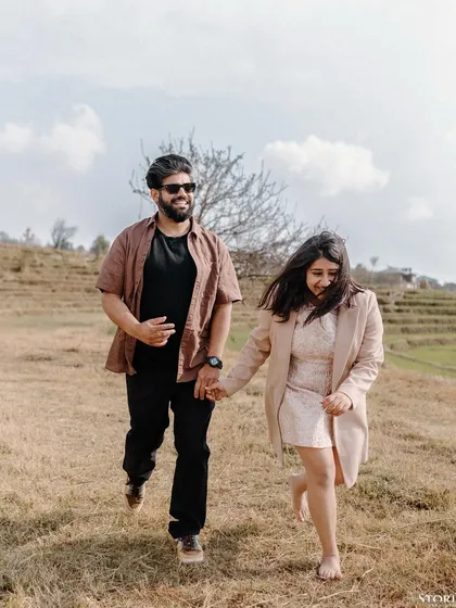 This is the kind of moment I live to capture. Pure, uninhibited joy against the beautiful backdrop of Bir Billing. It’s not about posing; it’s about capturing the real energy and connection between two people.