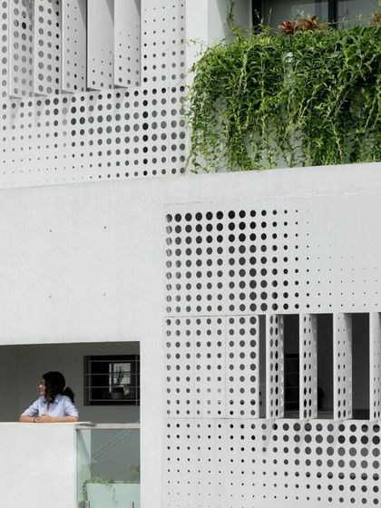 Duplicate of the LUCID house facade detail.