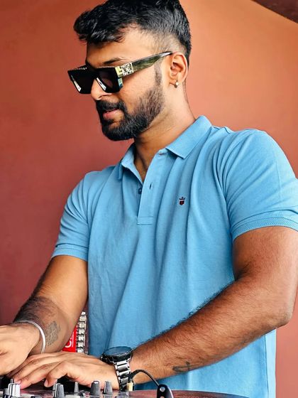 Weekend ready. A stylish close-up of me at a brunch gig.