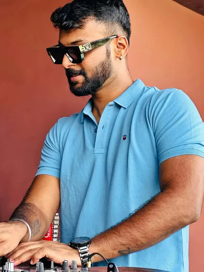 Weekend ready. A stylish close-up of me at a brunch gig.